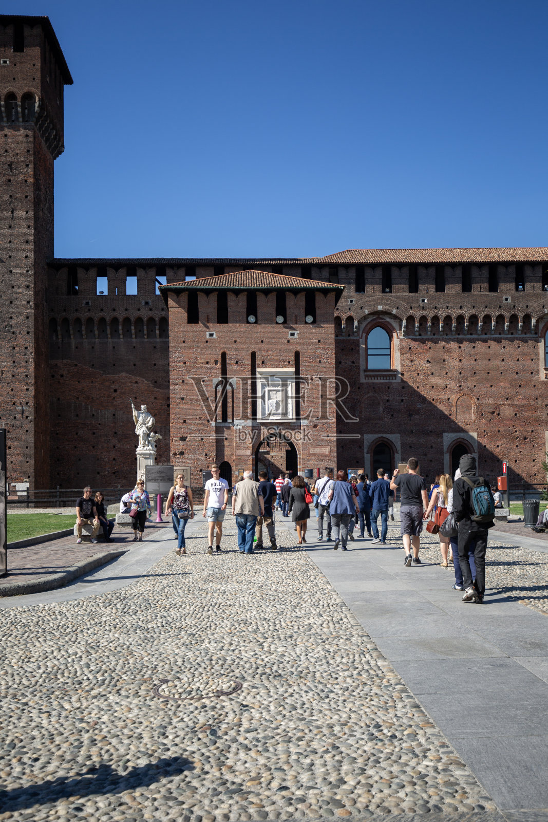 15世纪的斯福尔扎城堡(Castello Sforzesco)，人们在乔维亚门前(Porta Giovia)，意大利米兰照片摄影图片