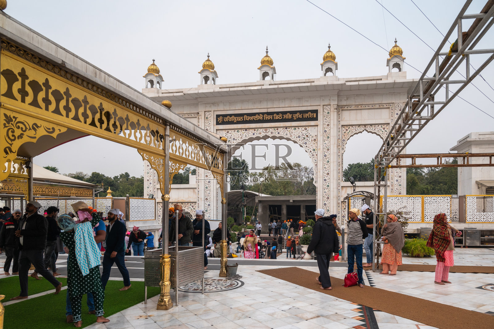 印度主要的锡克教寺庙之一，位于新德里的Gurdwara Bangla Sahib照片摄影图片