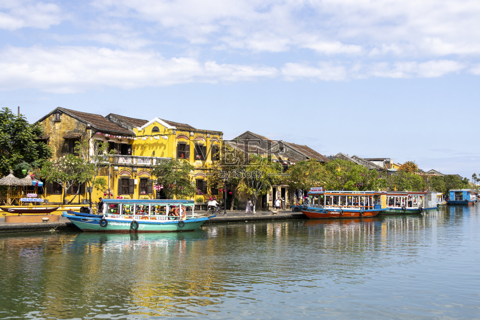 在越南会安，沿河运送游客的船只照片摄影图片
