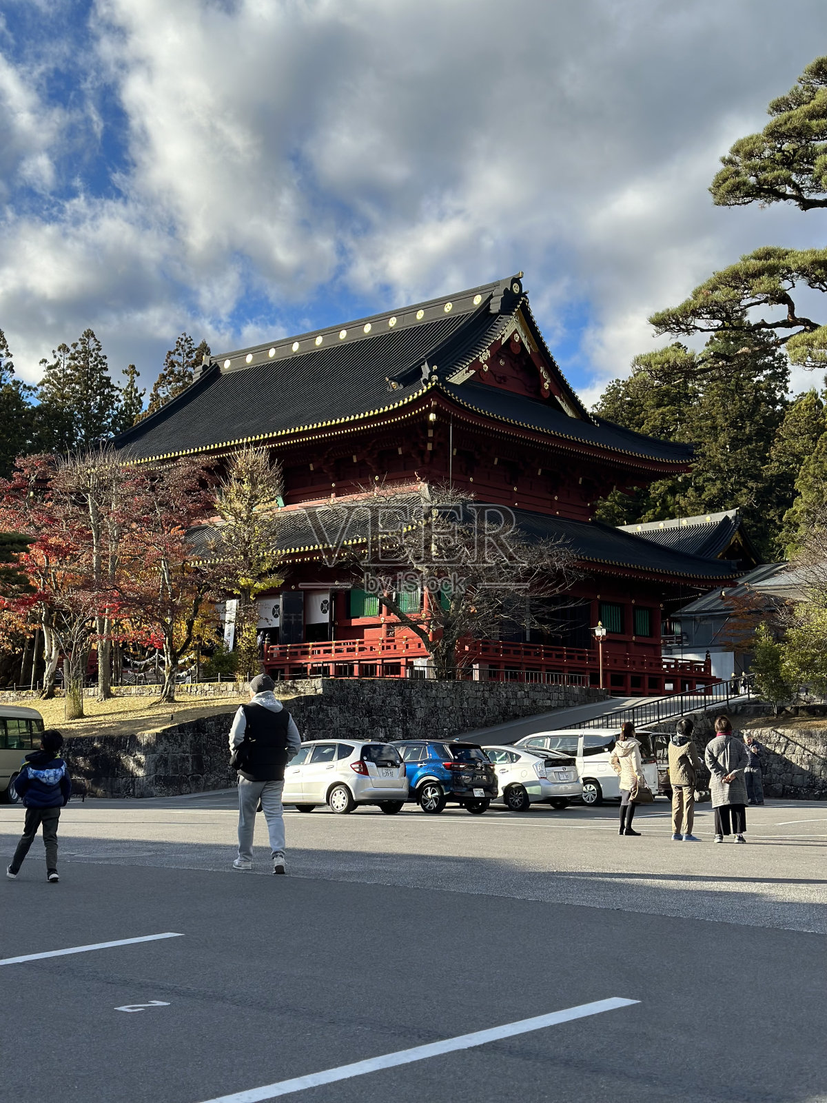 日本日光——2023年11月25日:这是一个阳光明媚的日子，游客们参观了位于枥木的佛教寺庙——连仁寺。汽车停在外面，人们拍照来捕捉这一刻照片摄影图片