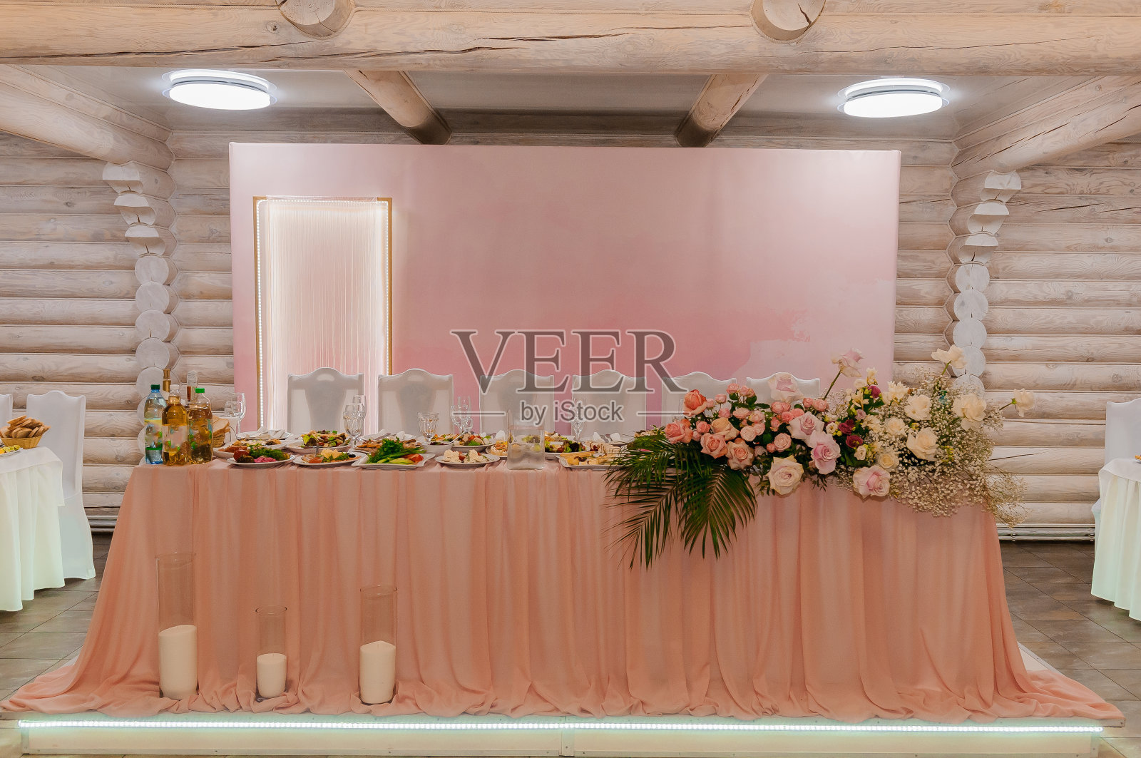 婚礼拱门上有五颜六色的鲜花。婚礼装饰照片摄影图片