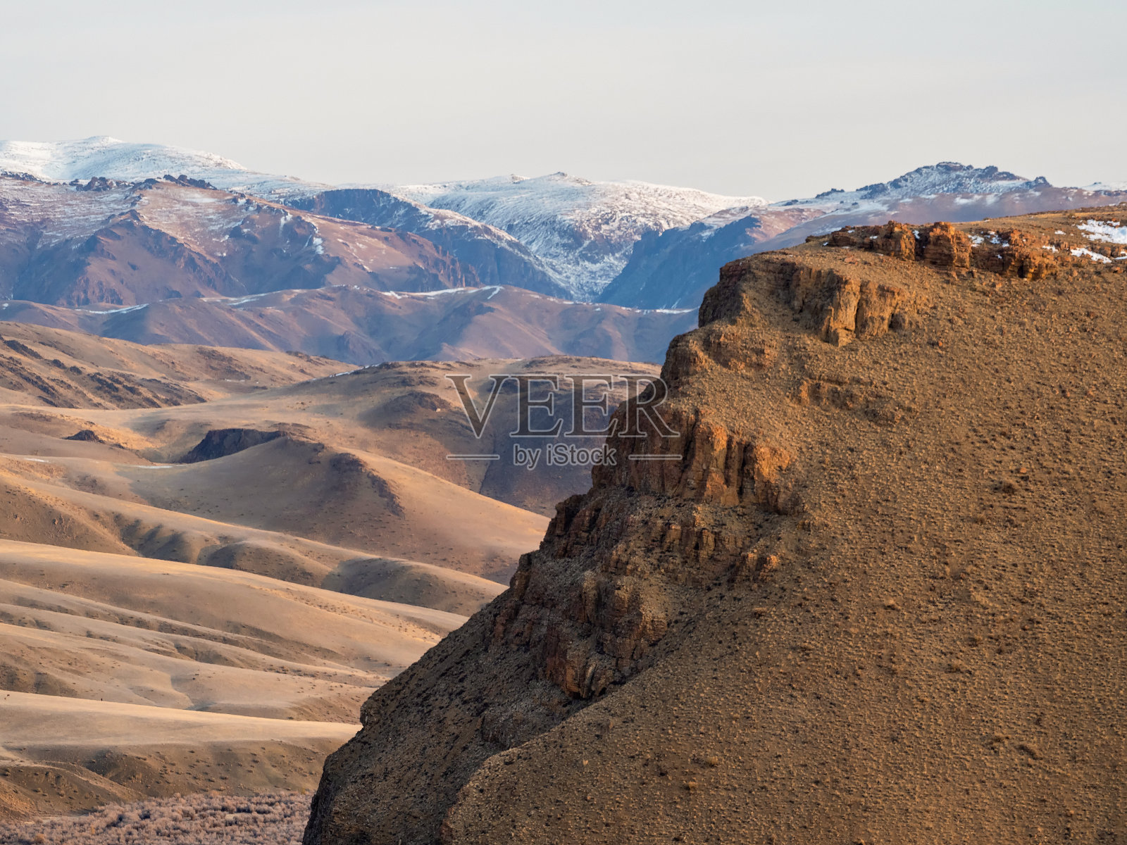悬崖之上的岩石峭壁。照片摄影图片