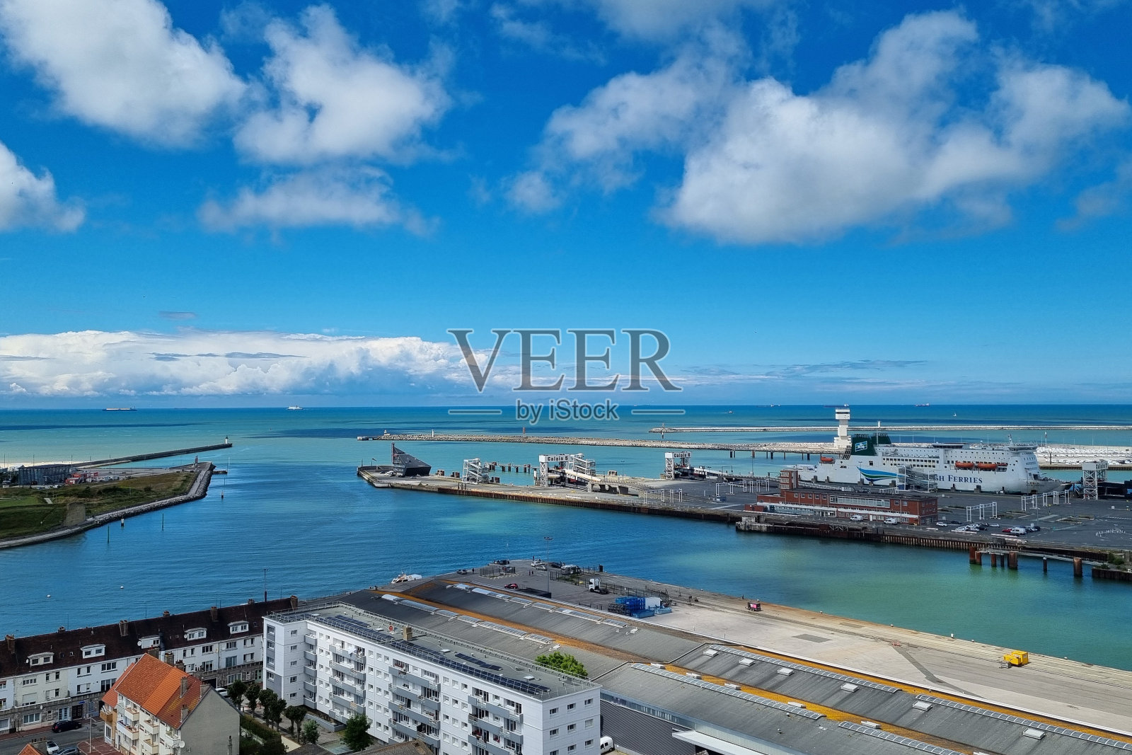 风景秀丽的沿海海港城市景观与清澈的蓝天和海上船只-理想的旅游和旅游内容照片摄影图片