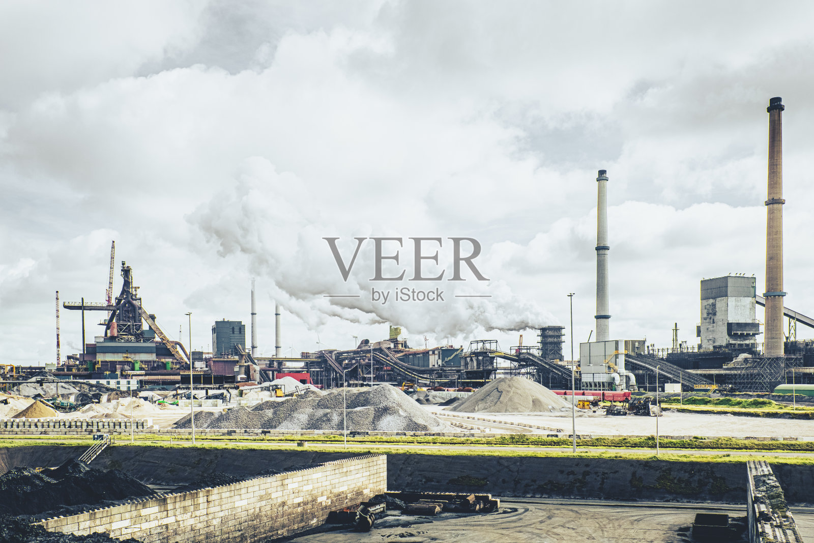 Hoogovens钢铁厂位于北海海岸的Velsen照片摄影图片