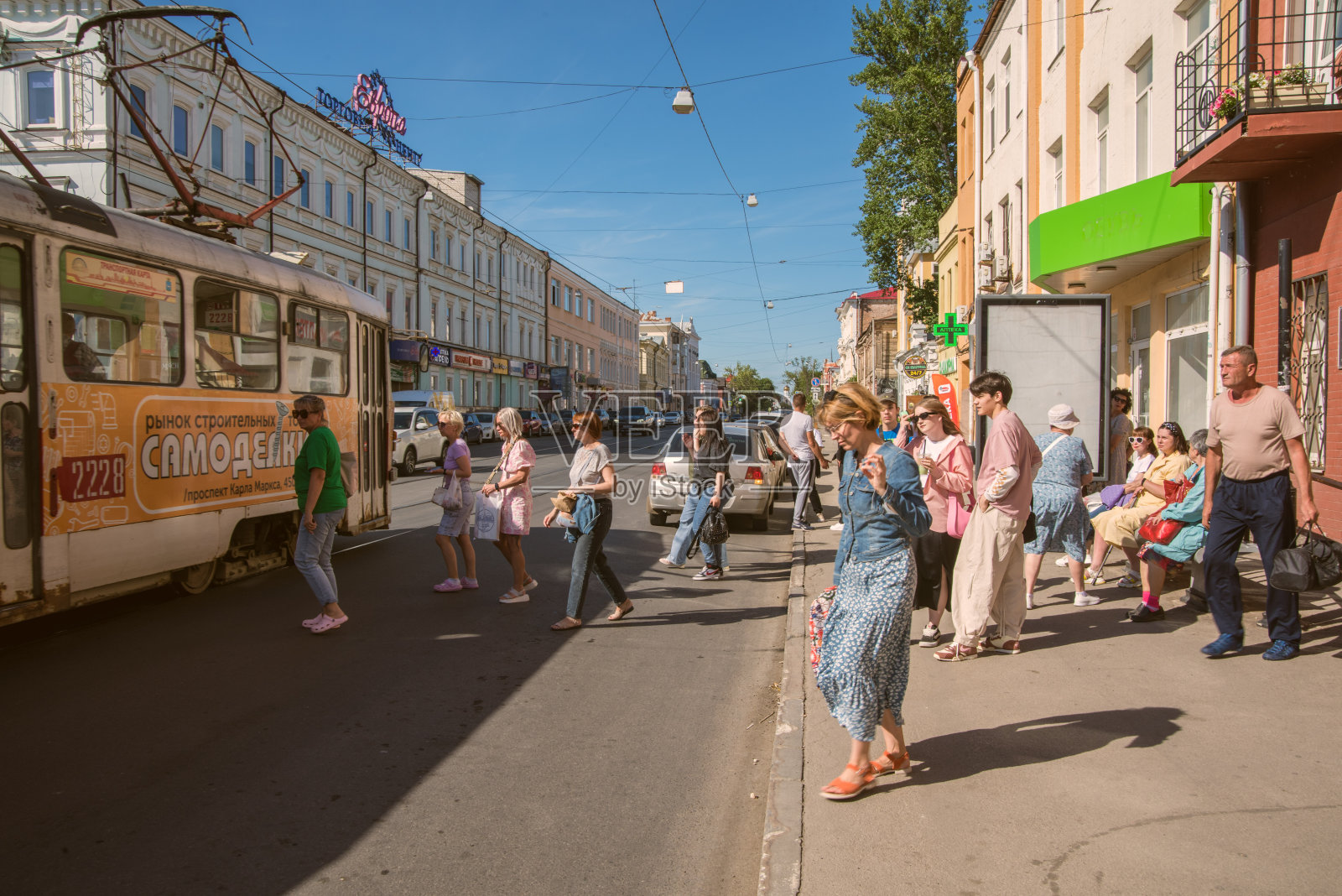 大城市里排队等公交车的人群照片摄影图片