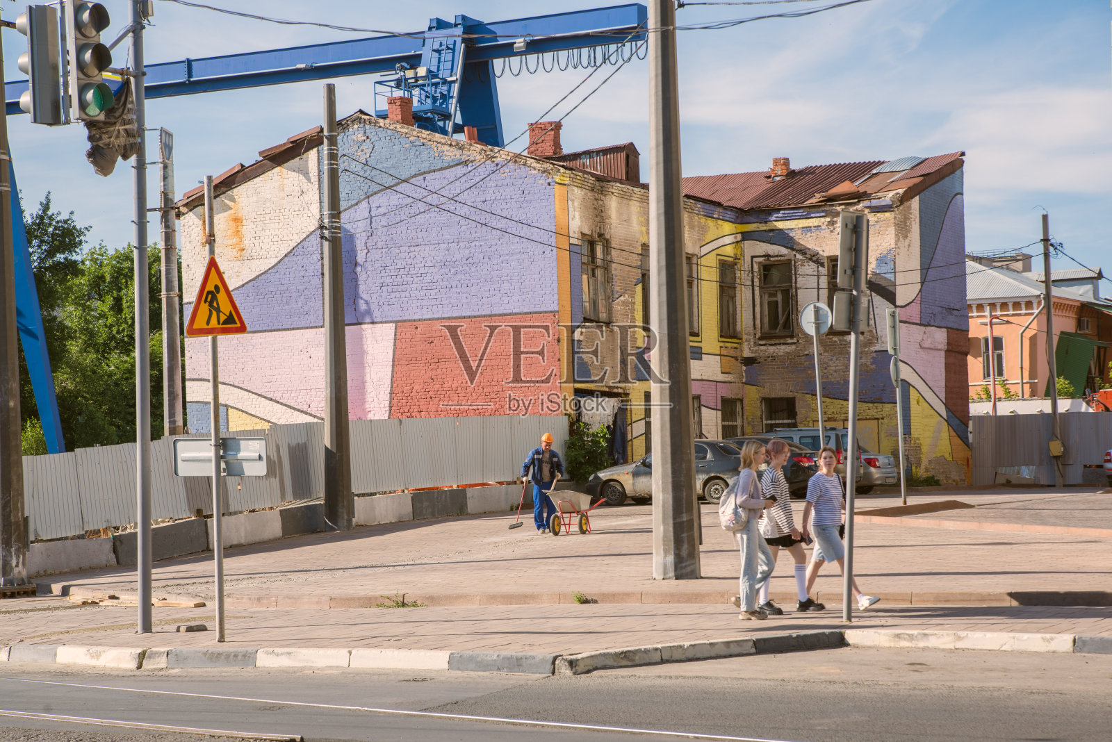 在宁静的乡村街道上行走的年轻人,色彩鲜艳的背景照片摄影图片