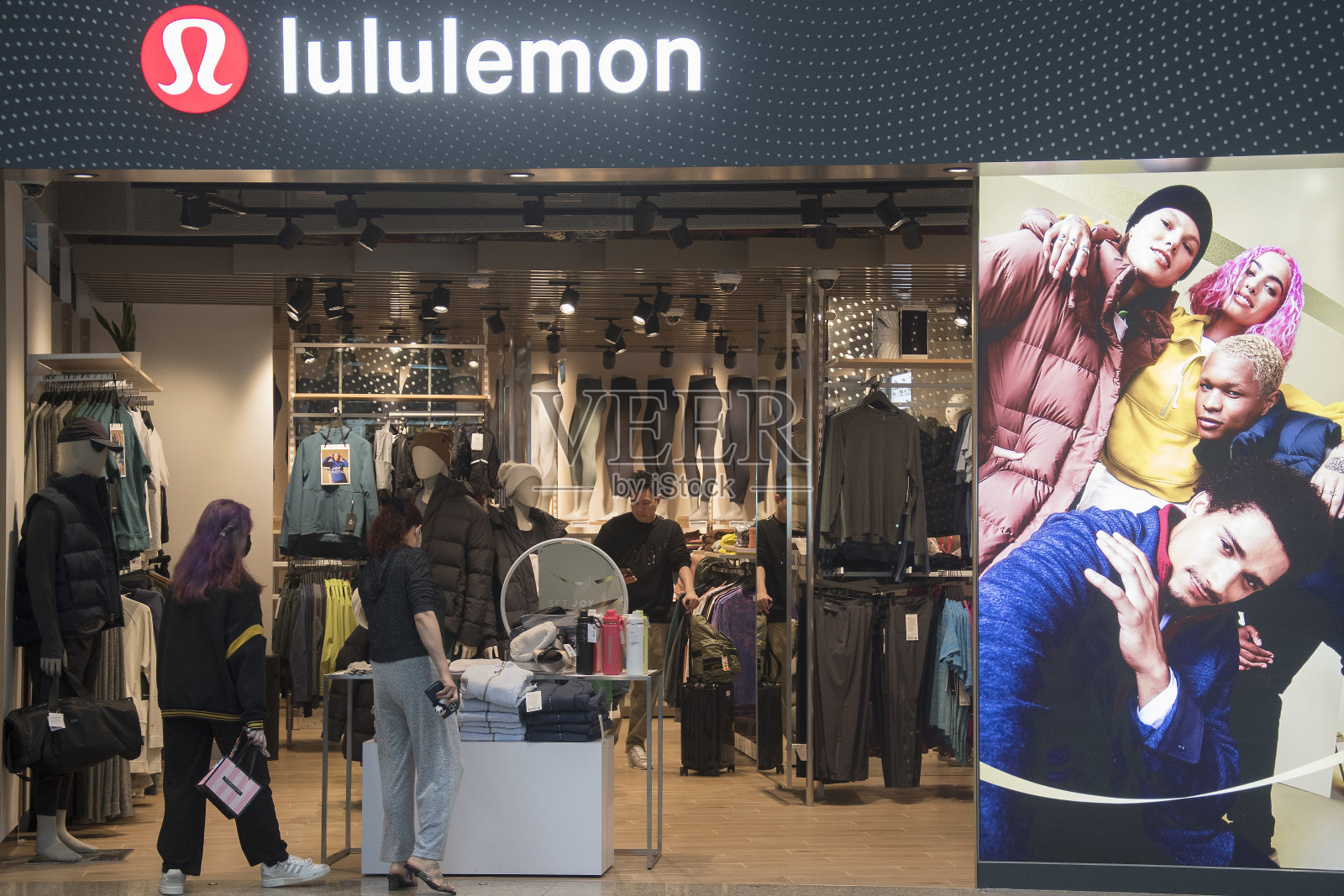 新加坡樟宜机场的露露柠檬运动用品零售店照片摄影图片