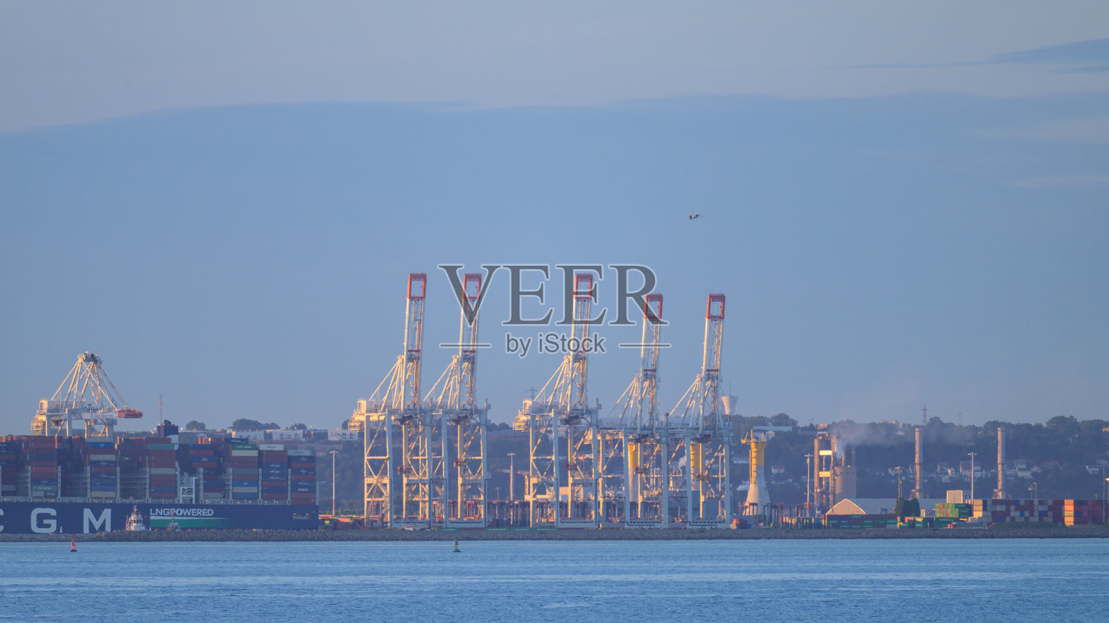 从维勒维尔眺望勒阿弗尔港口照片摄影图片