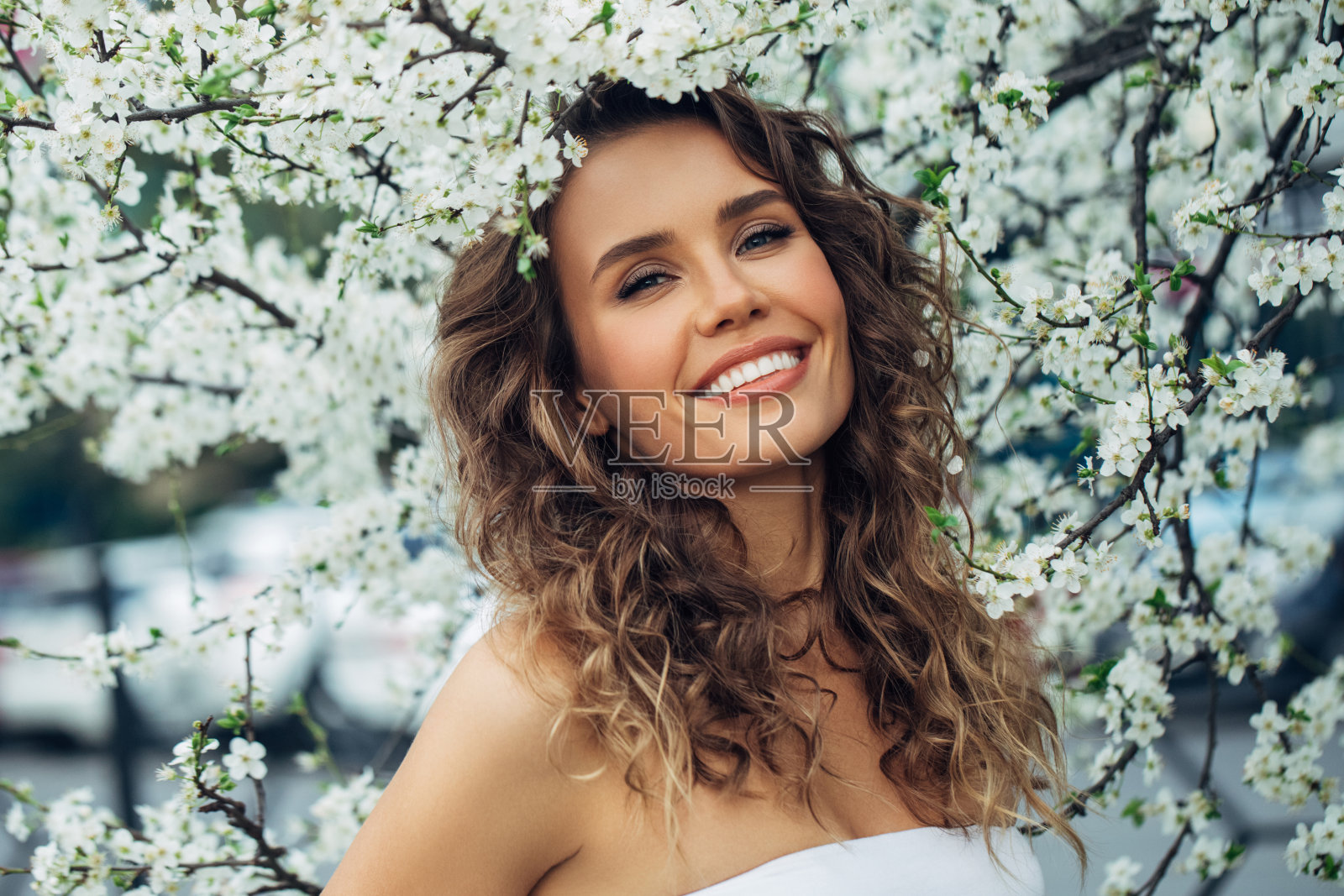 在春花背景下的漂亮女孩照片摄影图片