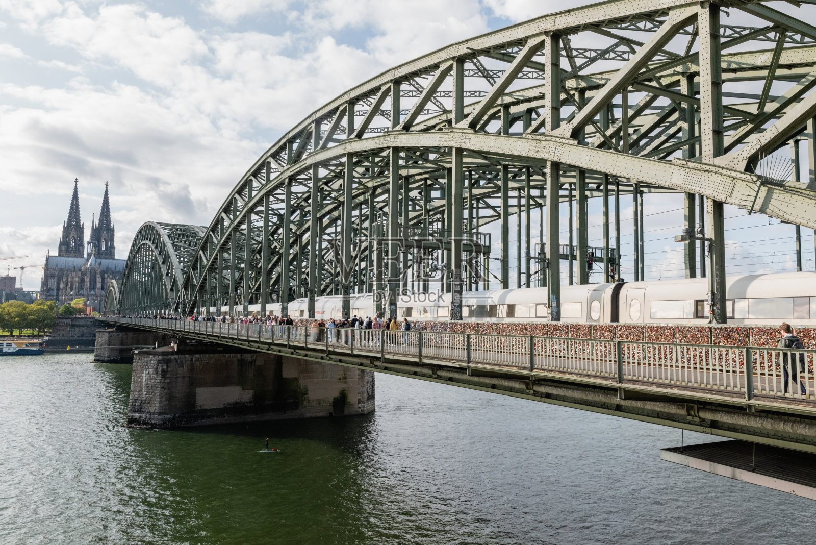 霍亨索伦桥和科隆大教堂的景色照片摄影图片