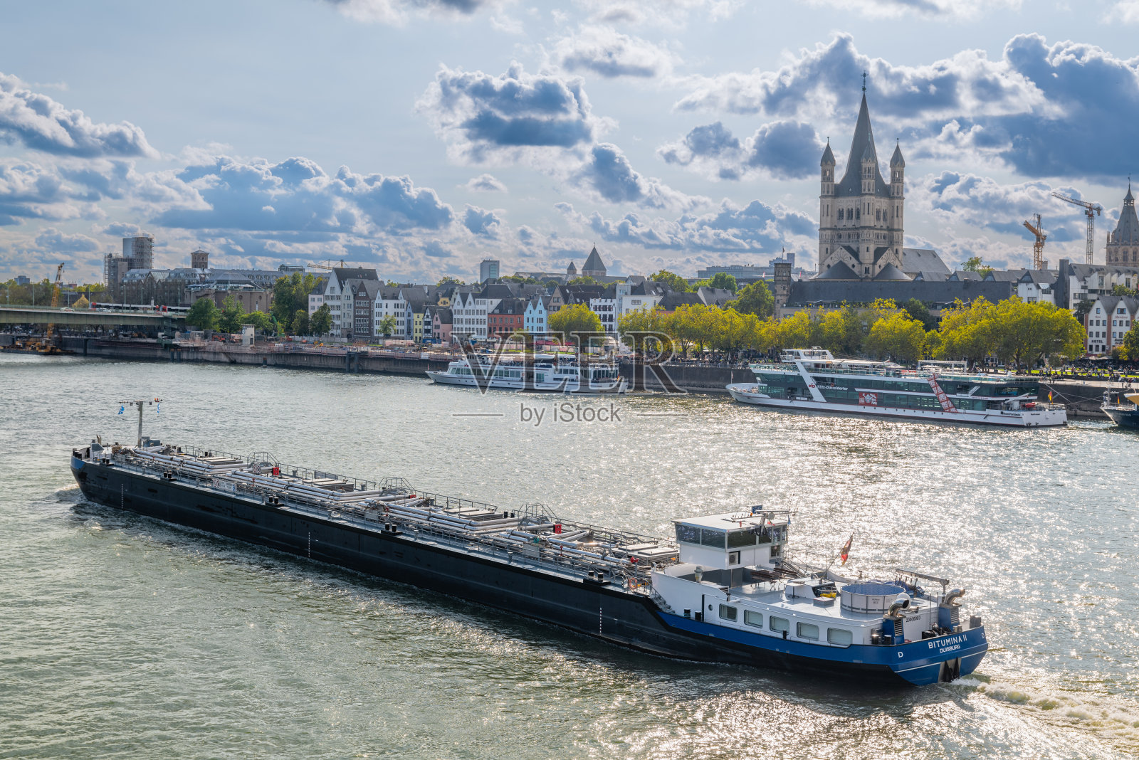 科隆莱茵河上的驳船照片摄影图片