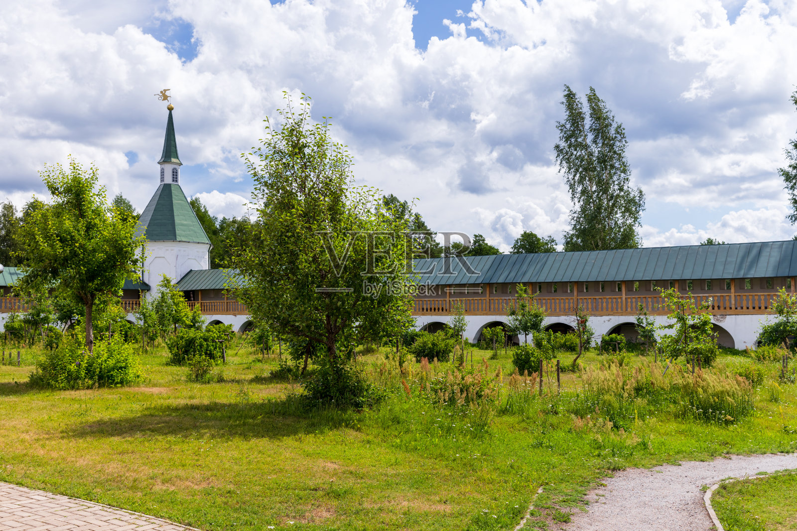 俄罗斯瓦尔代伊韦尔斯基修道院的果园照片摄影图片