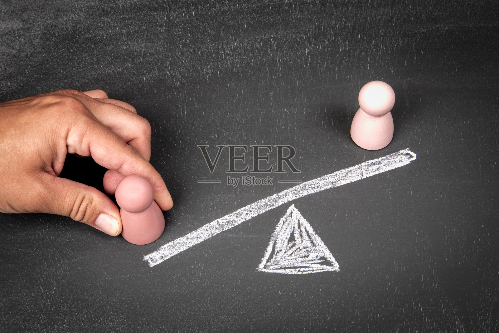 黑板背景上的木制人物照片摄影图片