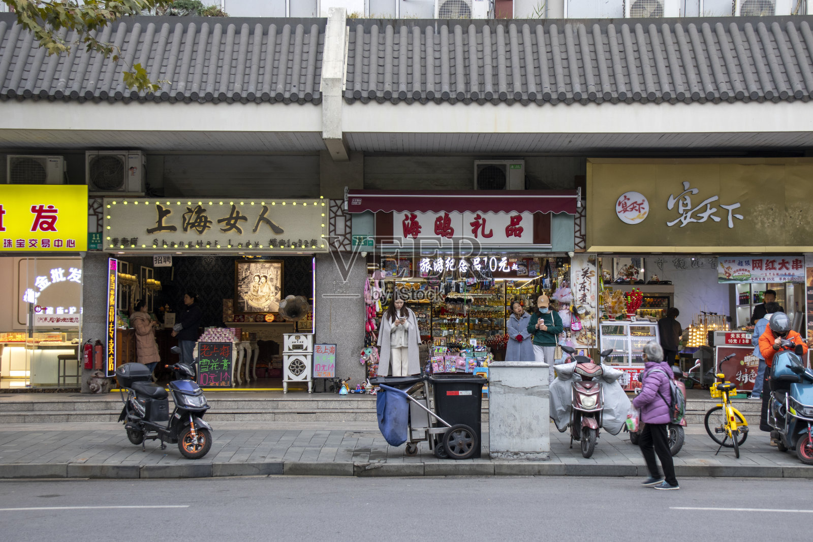 上海豫园商圈位于豫园老街。照片摄影图片