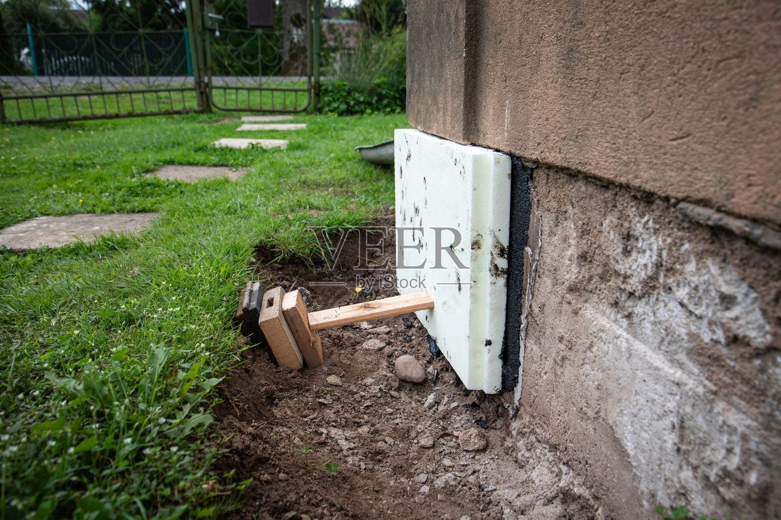 地基采用泡沫板和焦油粘合剂，提高能源效率照片摄影图片