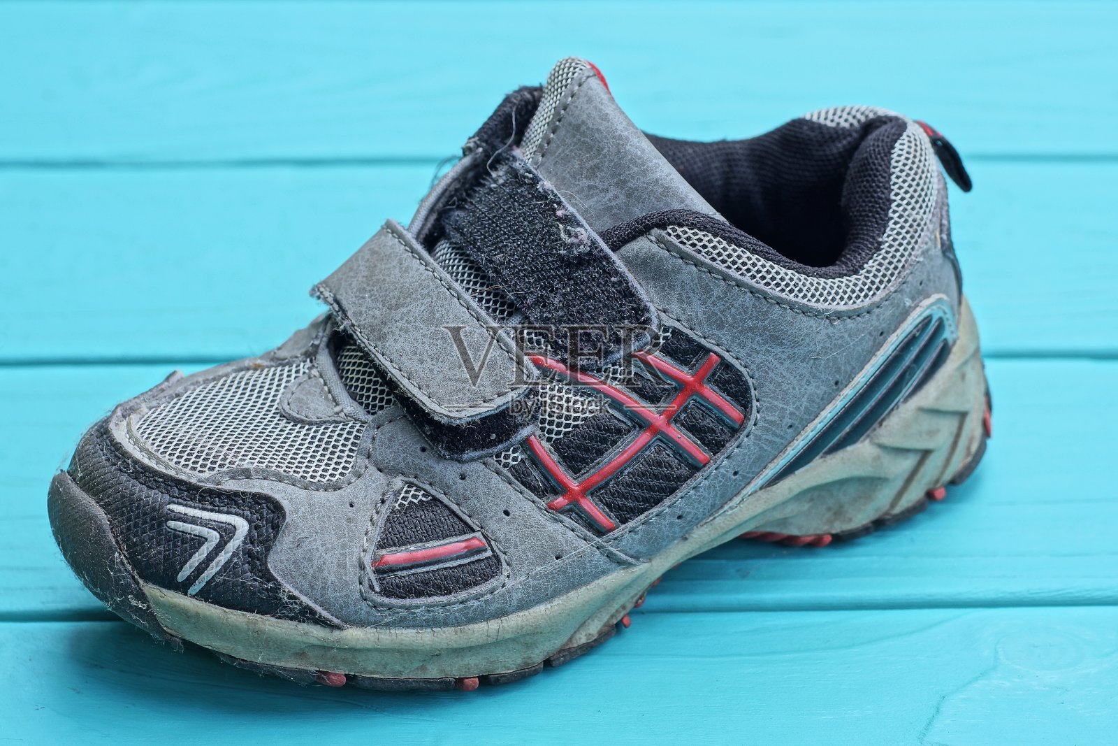 一只彩色的运动鞋放在蓝色的木桌上照片摄影图片