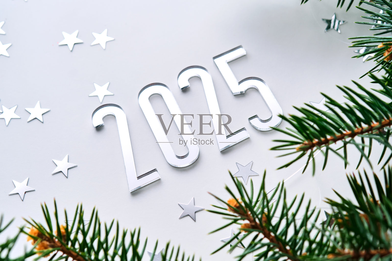 抽象光圣诞背景与星星和圣诞树与年数字2025。照片摄影图片