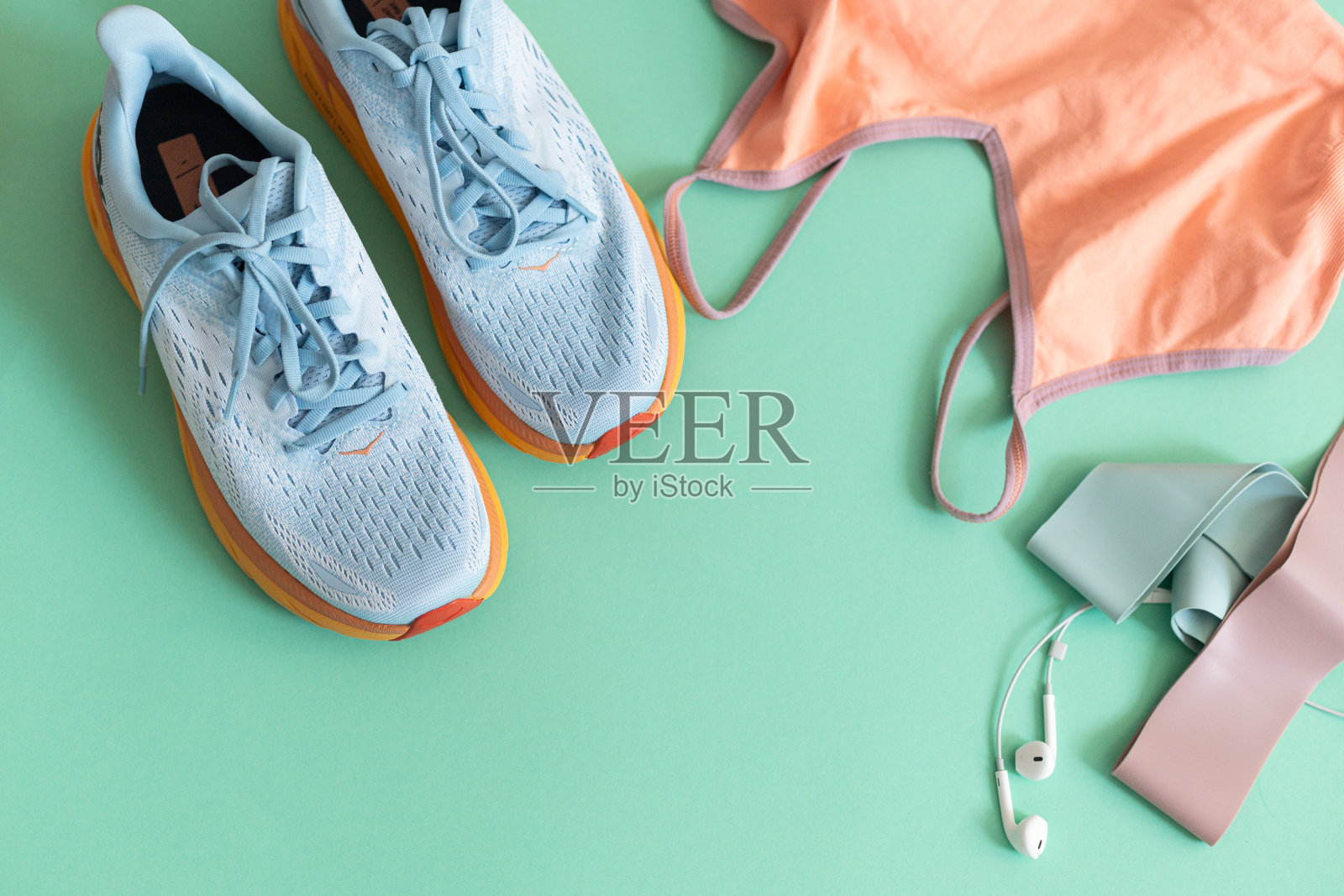 在家平铺运动，橡皮筋，水，运动鞋照片摄影图片