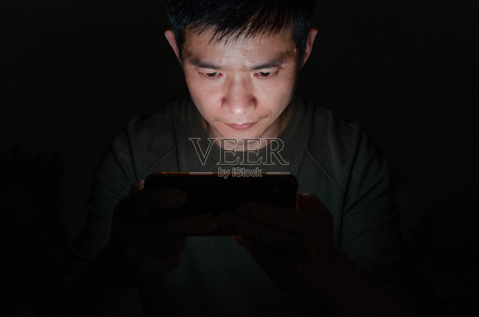 深夜玩手机照片摄影图片