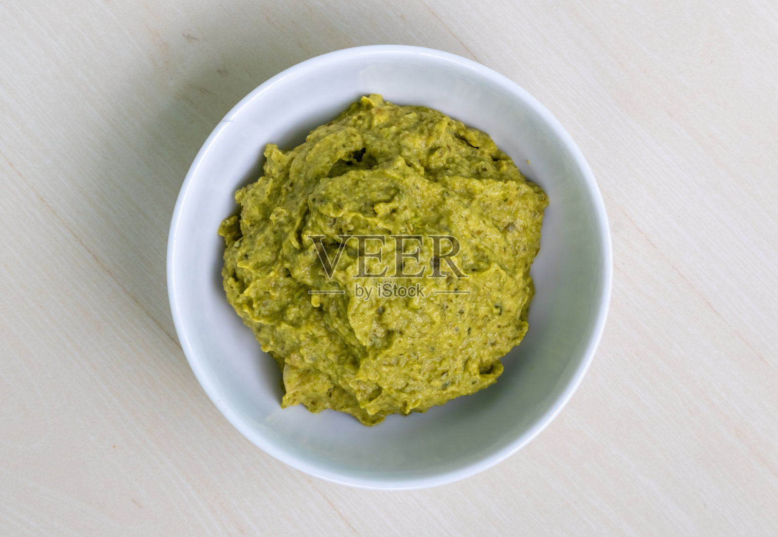 用白色陶瓷碗盛波尔图沃尔塔。Bhorta是孟加拉国和印度孟加拉地区最简单的传统食物。前视图。照片摄影图片