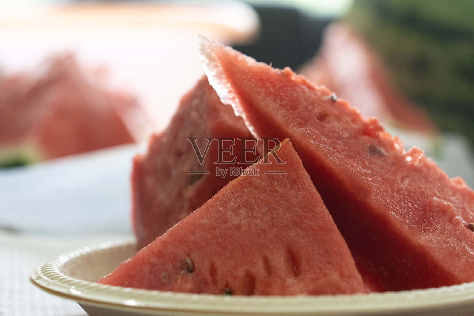 餐桌上盘子里的西瓜片特写照片摄影图片