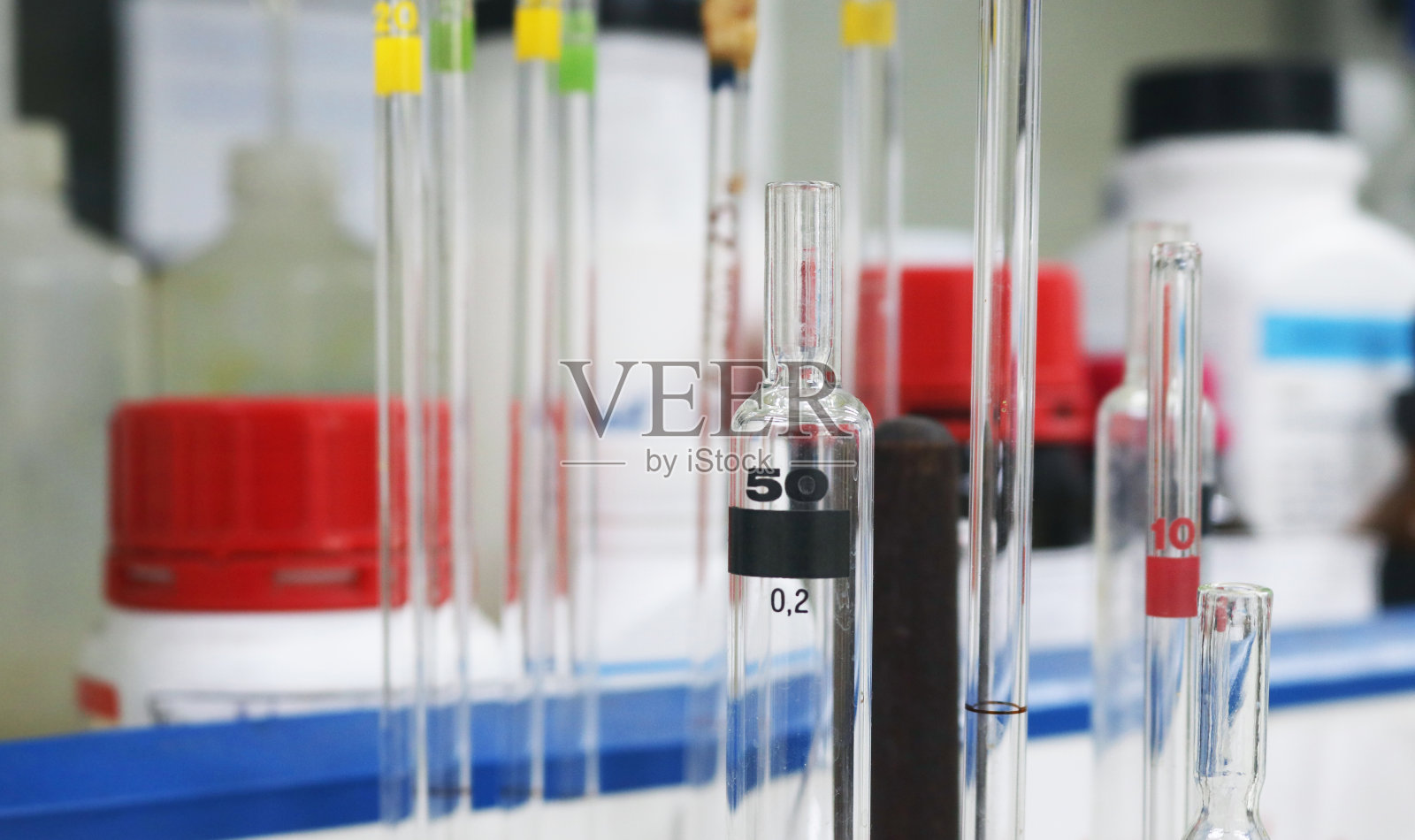 刻度移液器50毫升用于实验室背景。照片摄影图片