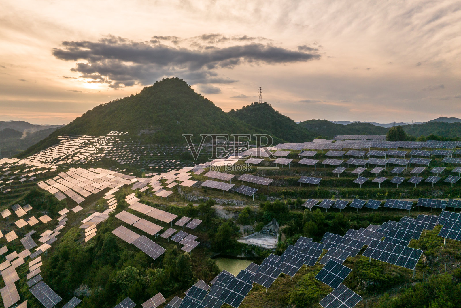 山上的太阳能发电站照片摄影图片