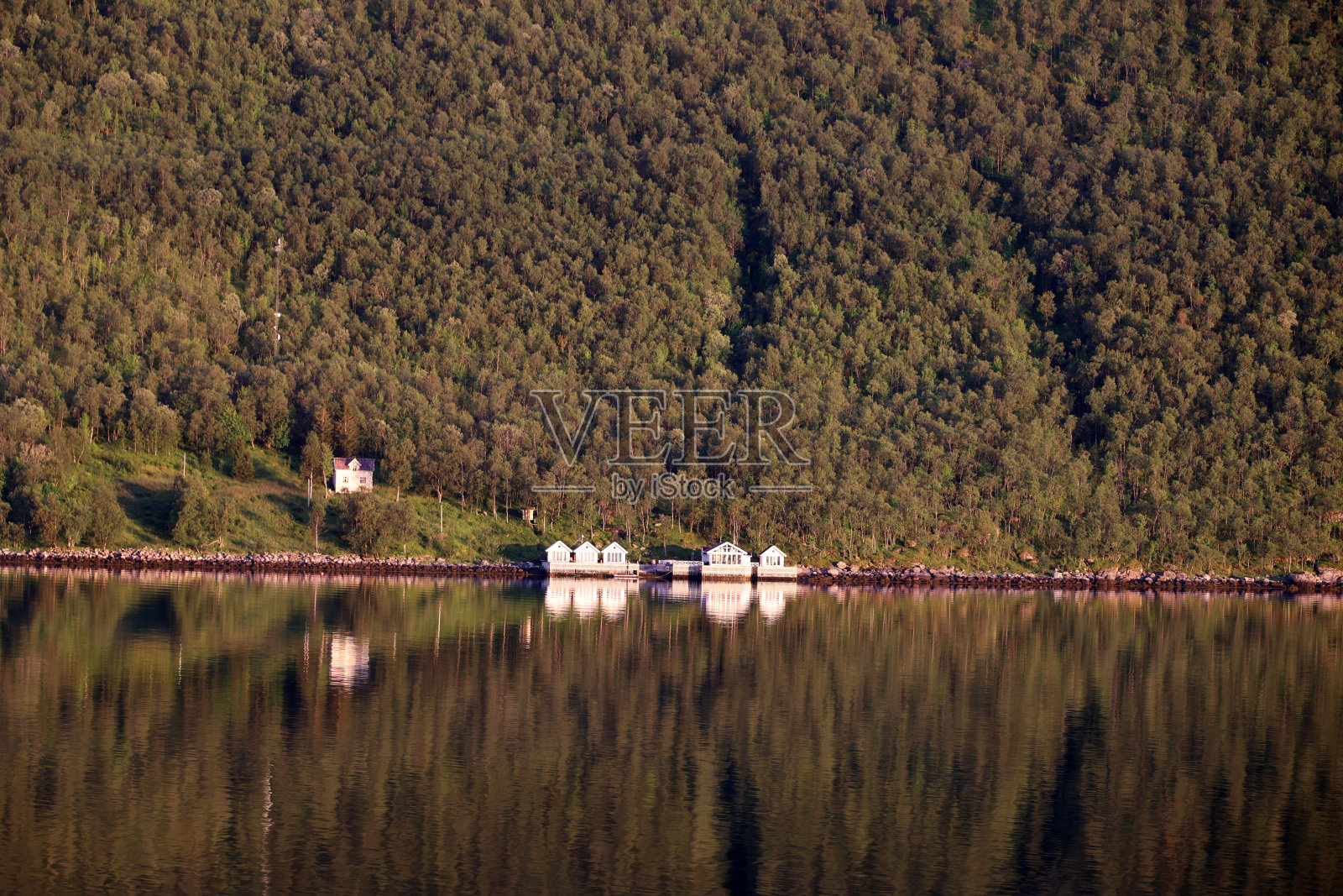 日落时荷兰峡湾的山景照片摄影图片
