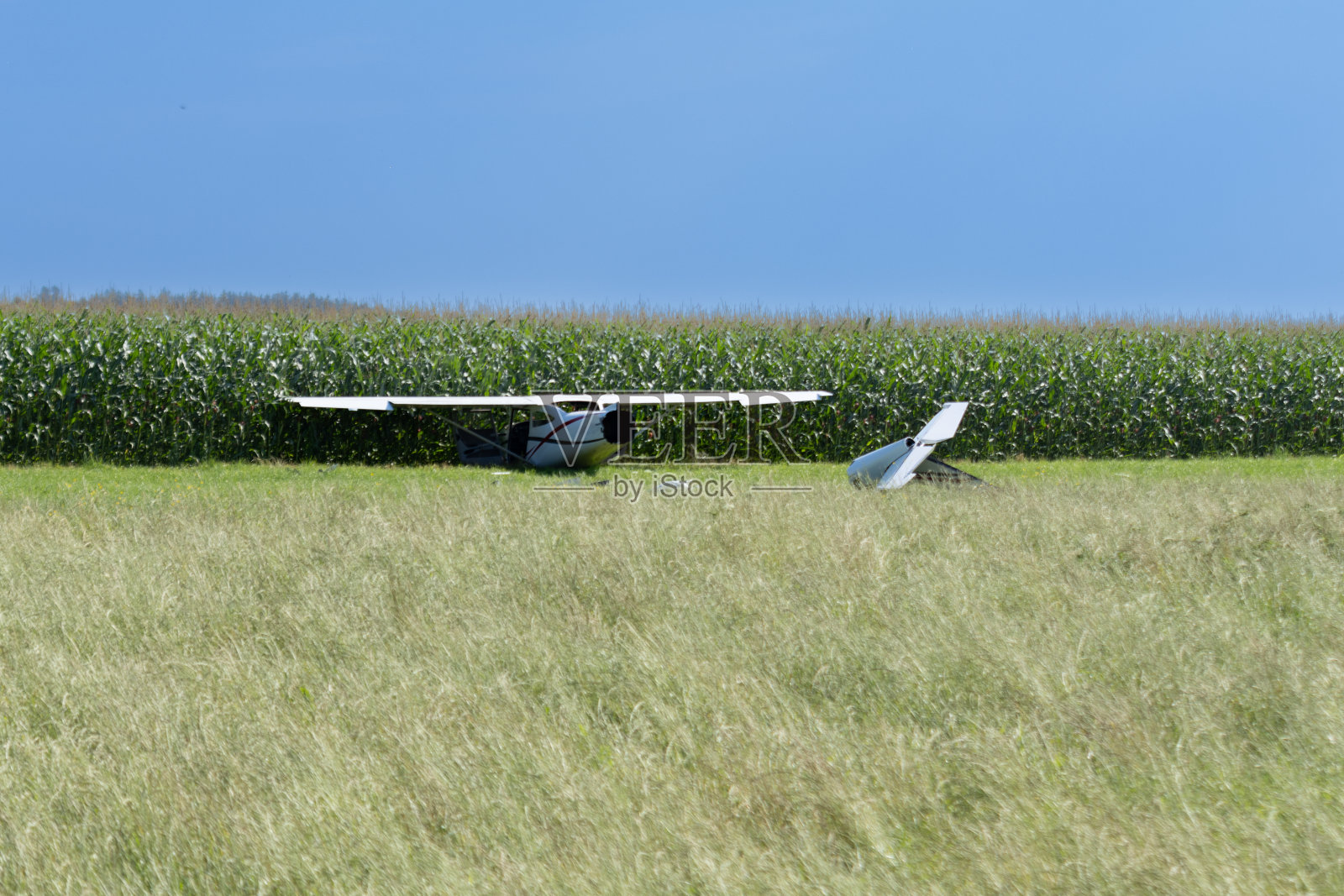 草地上的飞机残骸，飞机失事照片摄影图片