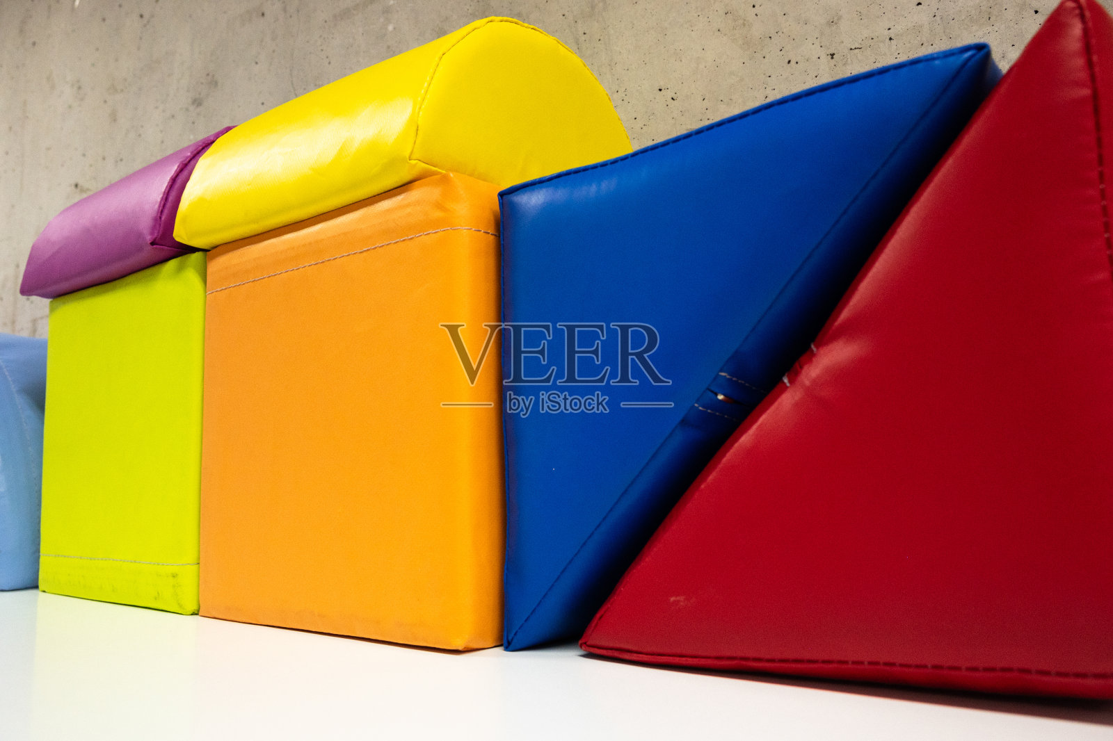 一排五颜六色的积木，中间有一个红色的积木。照片摄影图片