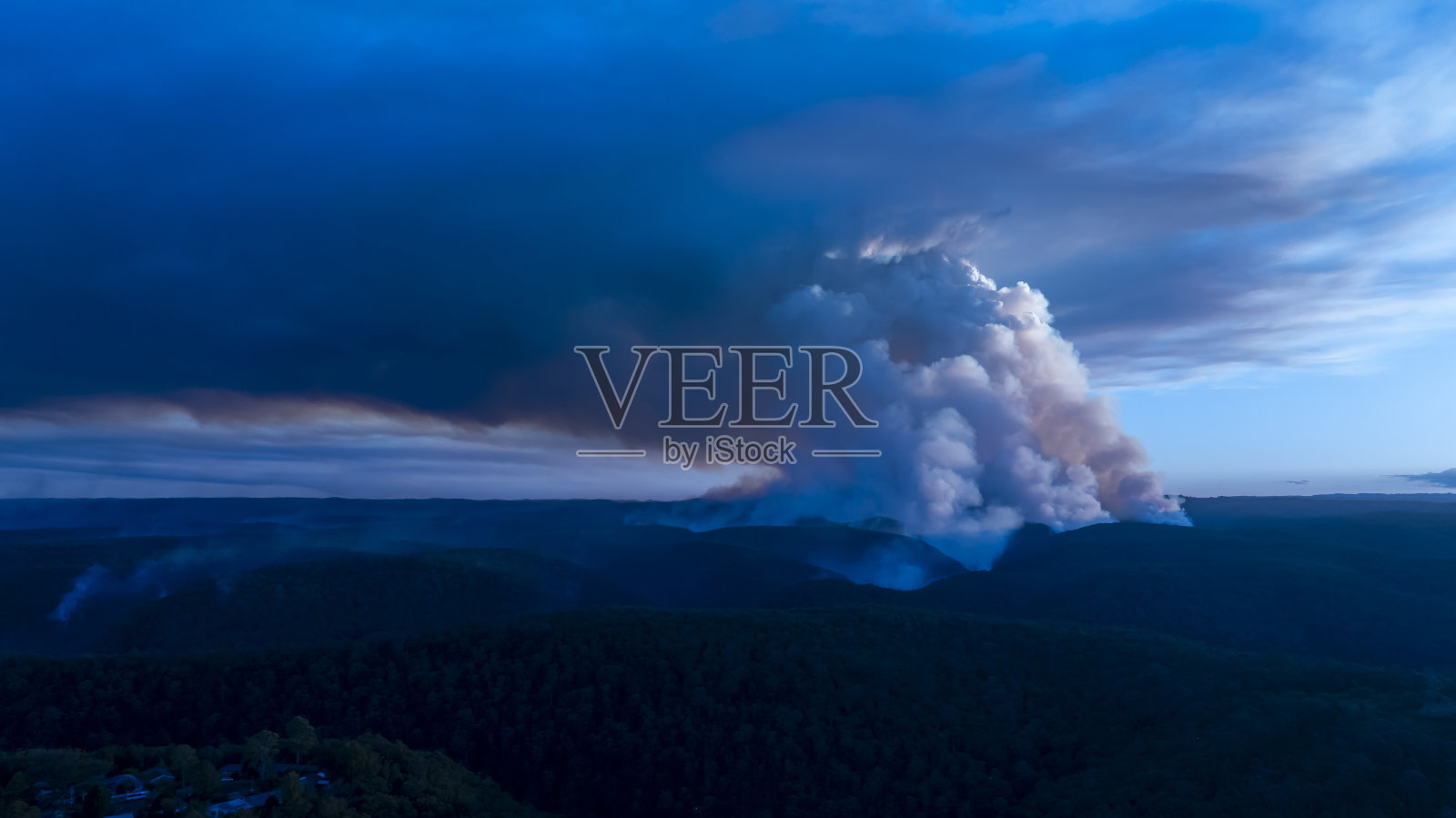 控制蓝山树木和丛林燃烧的危害减少照片摄影图片
