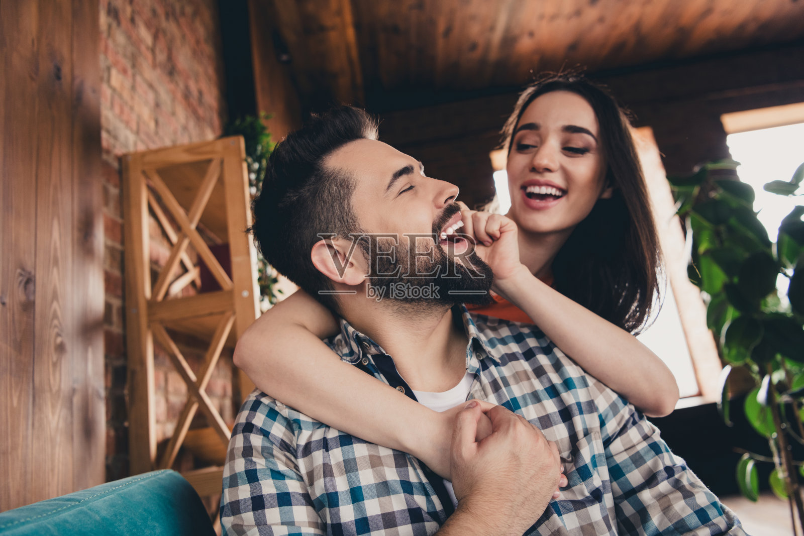 照片积极快乐迷人幸福的人住在一起新公寓房间舒适阁楼室内室内照片摄影图片