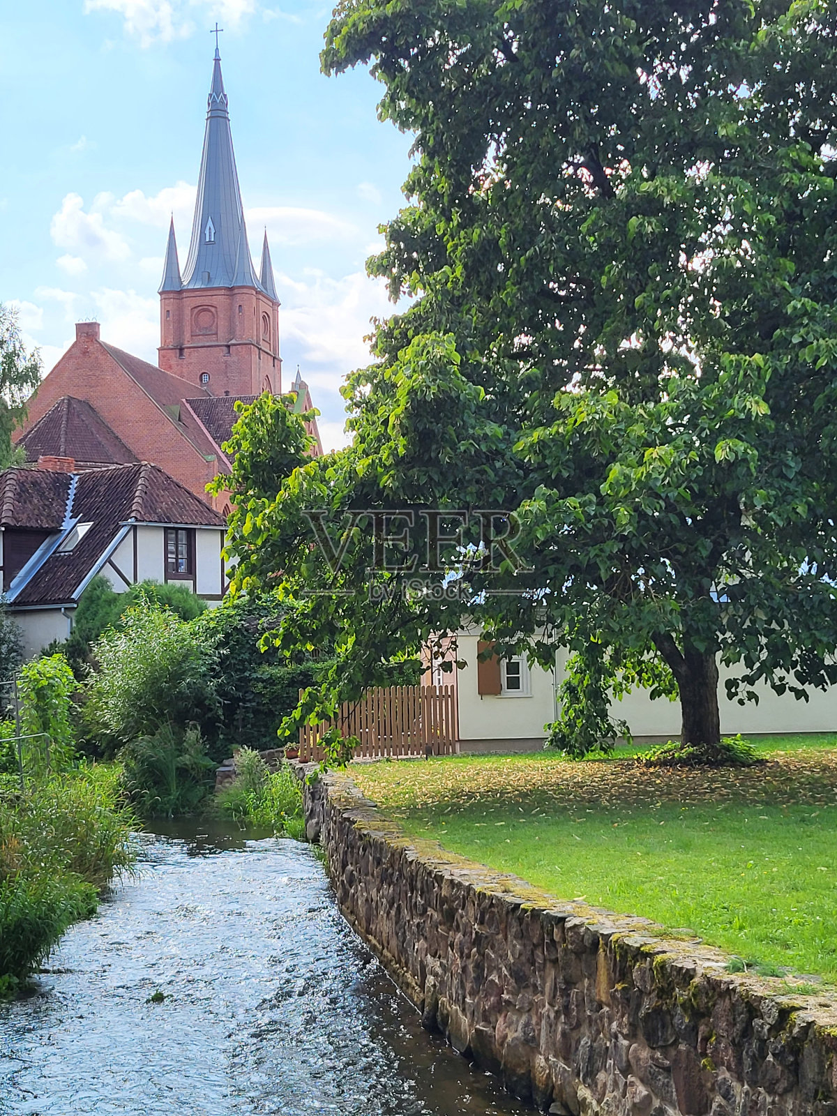 库尔迪加镇街景与教堂照片摄影图片
