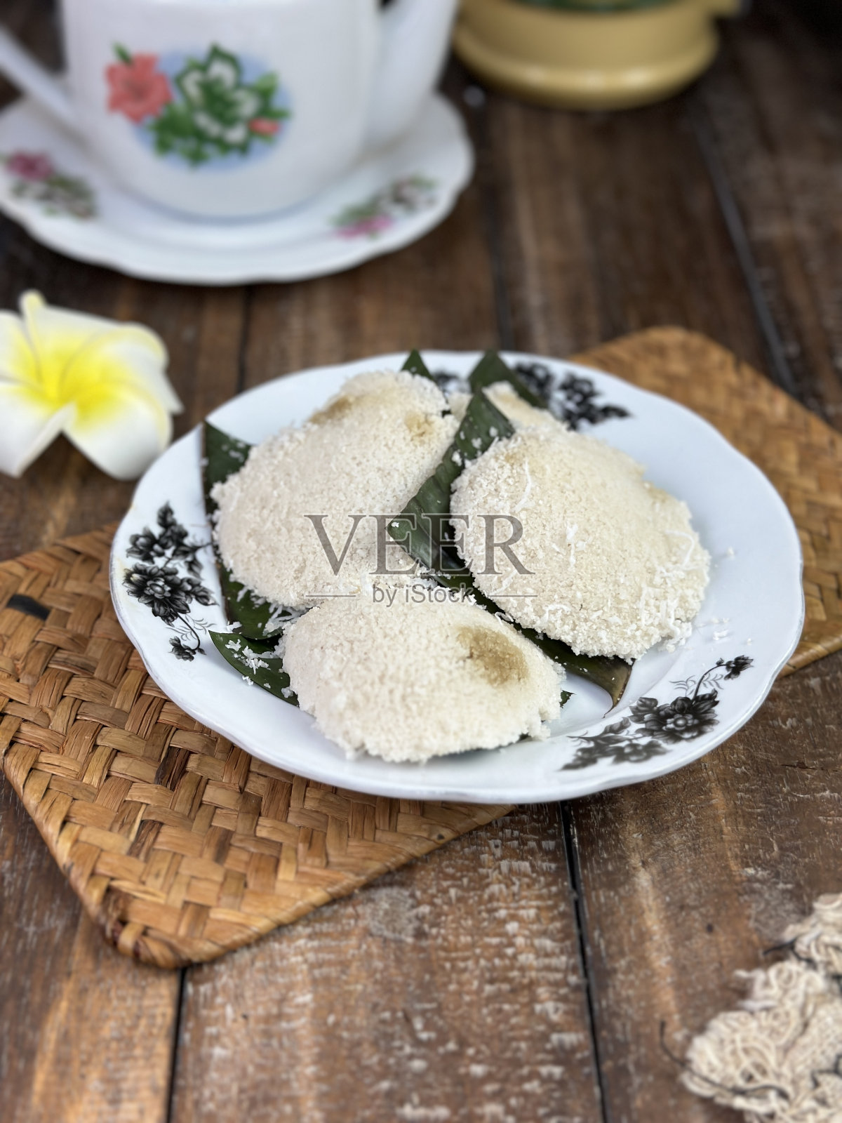 当地的食物被称为putu piring照片摄影图片