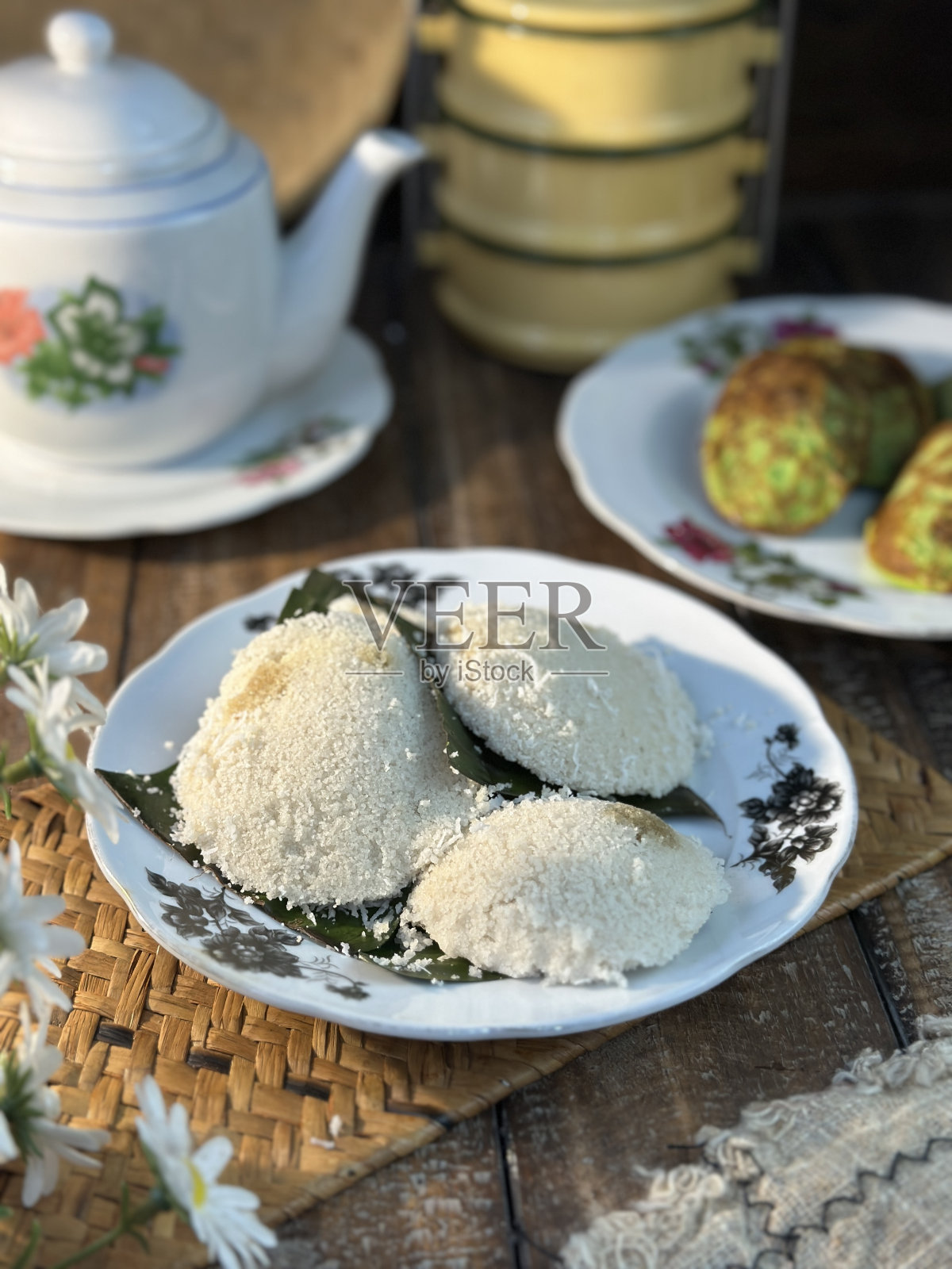 当地的食物被称为putu piring照片摄影图片