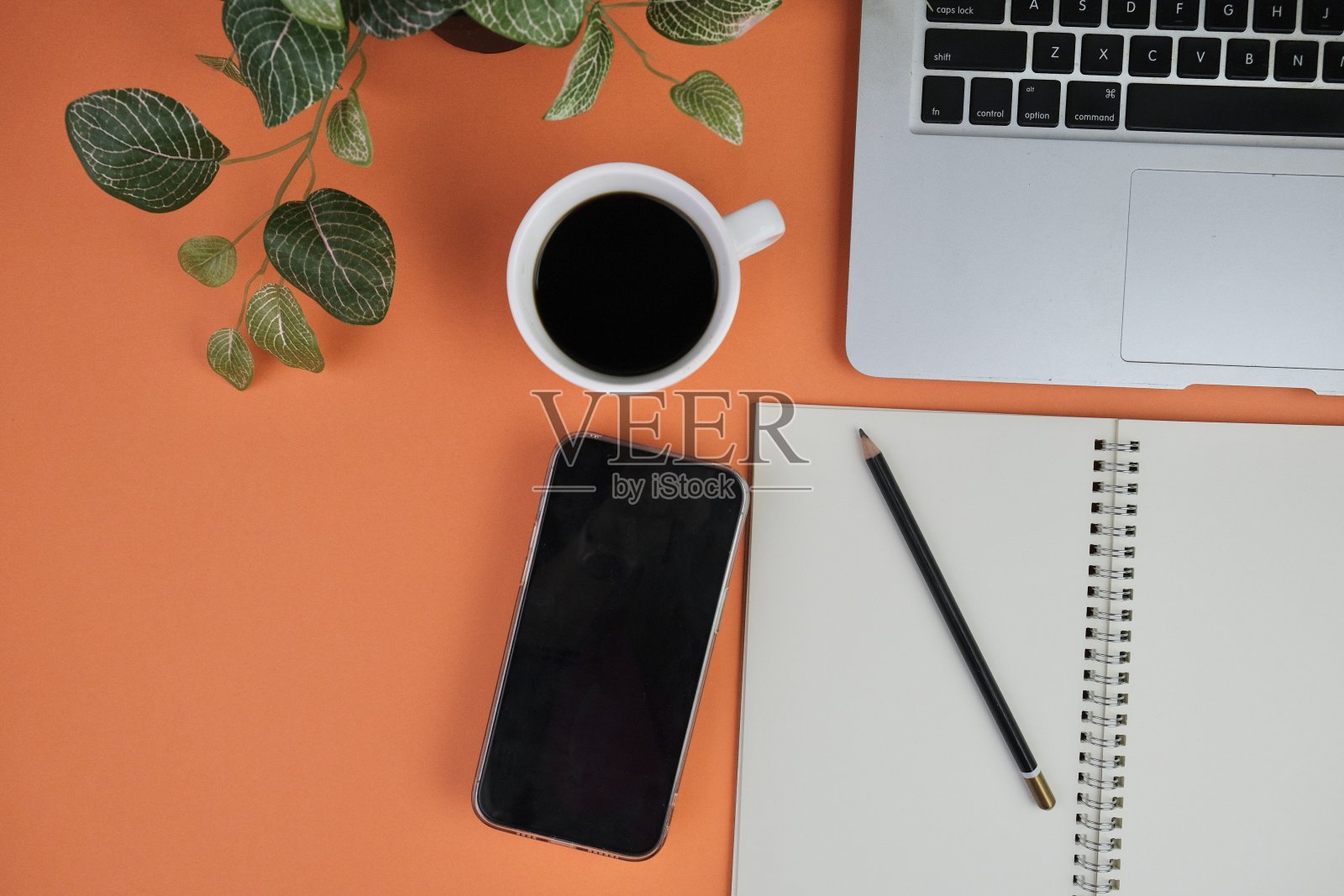 一杯咖啡，一台笔记本电脑和一本笔记本，背景很简单。教育、商务及办公理念。照片摄影图片