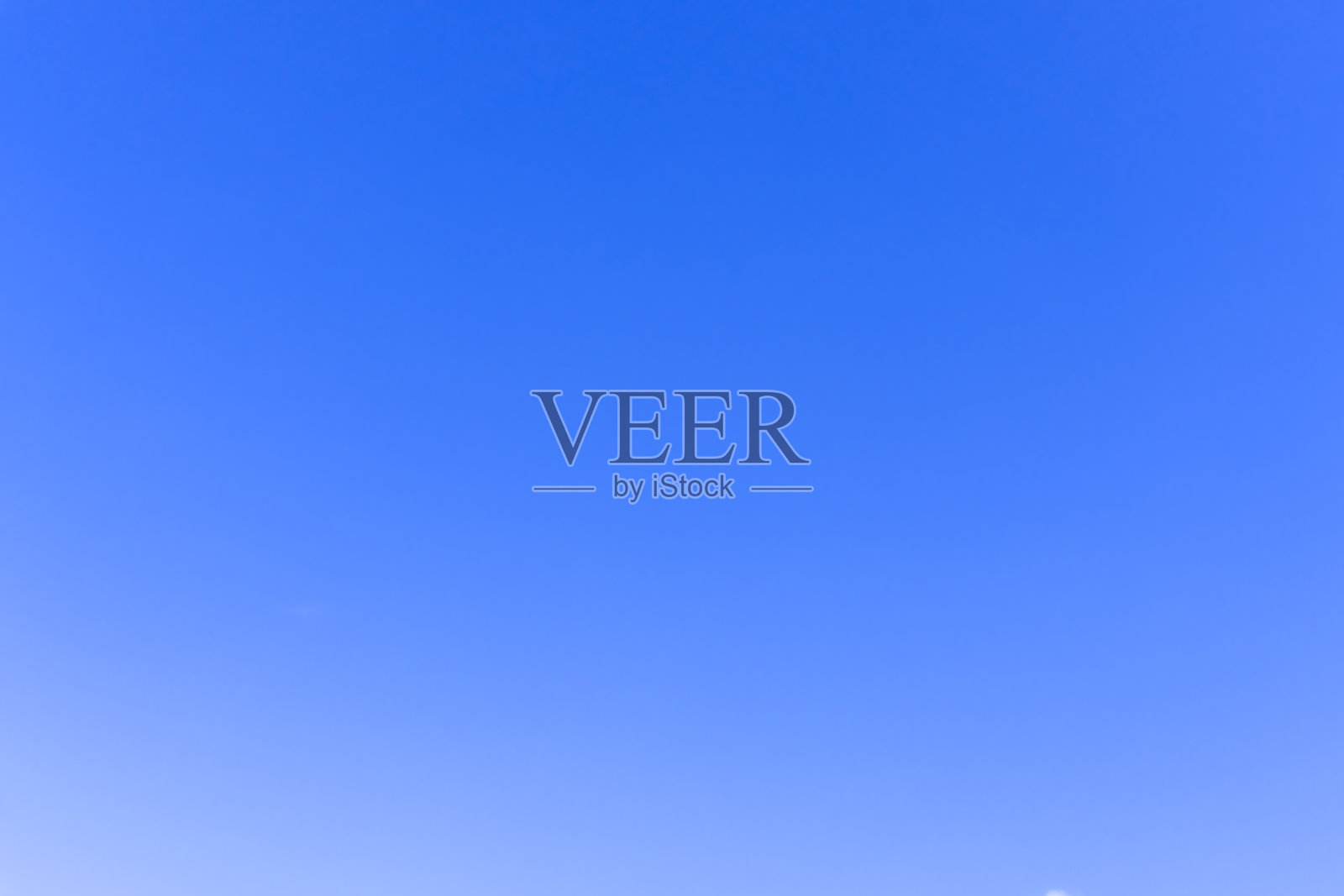 在早晨或傍晚拍摄的美丽蓝天的低角度视图，用作装饰艺术作品中的自然背景纹理照片摄影图片