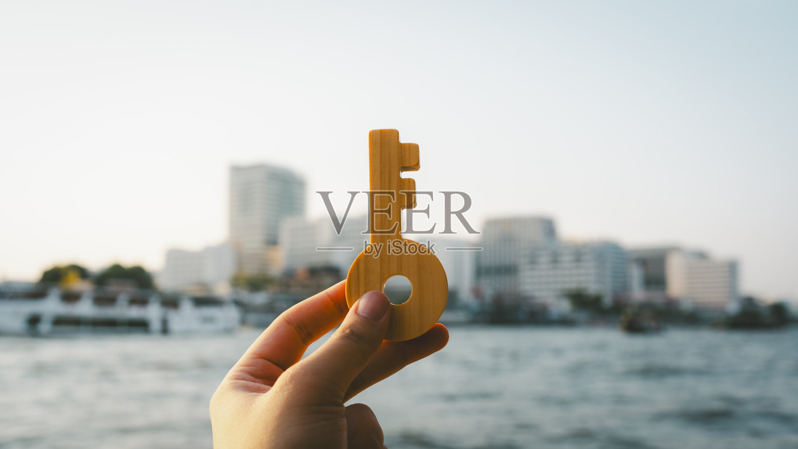 手持钥匙的商人模型。成功的关键经营理念。商人展望未来。照片摄影图片