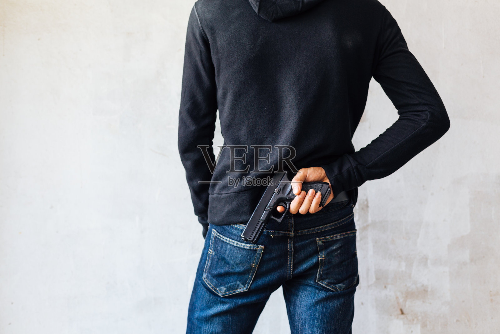 持枪男子特写照片摄影图片