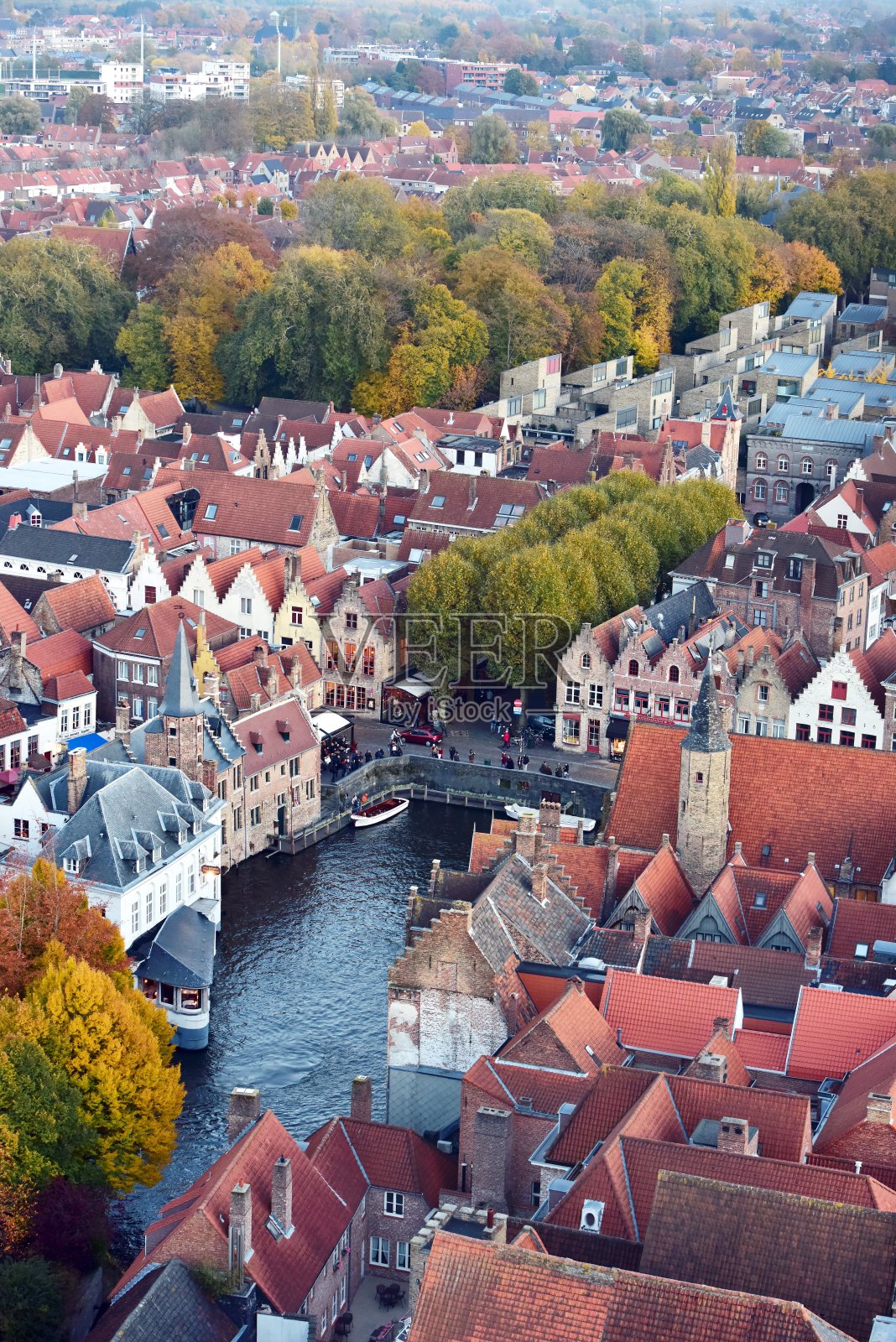 高视角的城市河流景观照片摄影图片