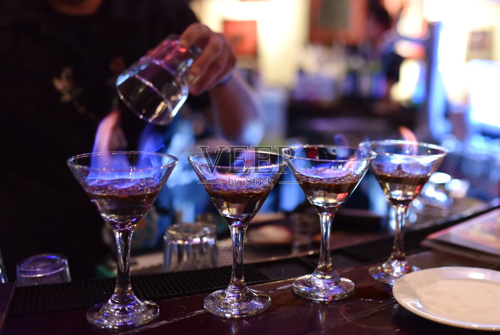 调酒师准备烈性鸡尾酒照片摄影图片