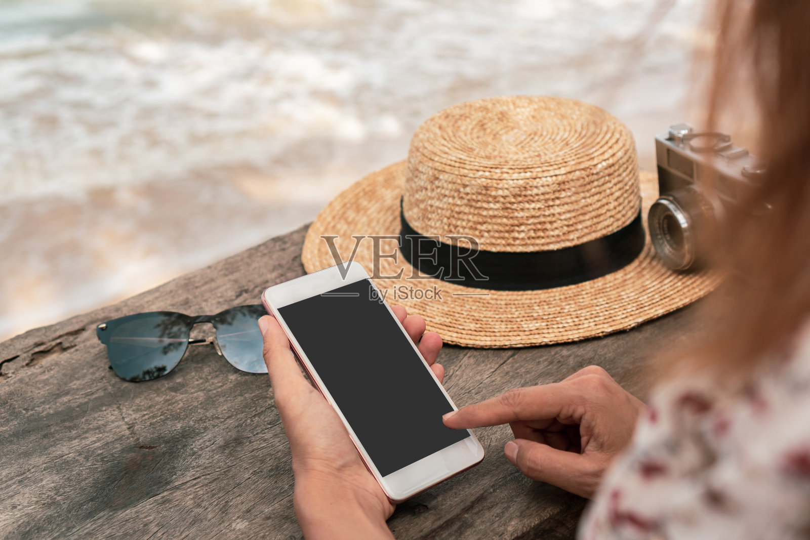 在桌子上使用手机的女人的腹部照片摄影图片