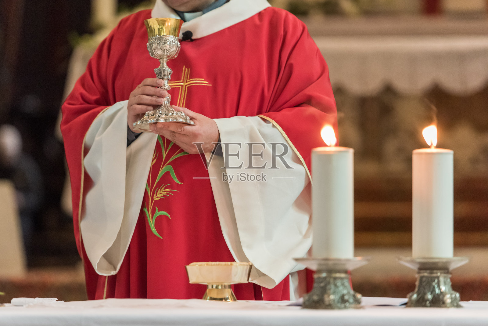牧师在教堂餐桌上祈祷的中间画面照片摄影图片