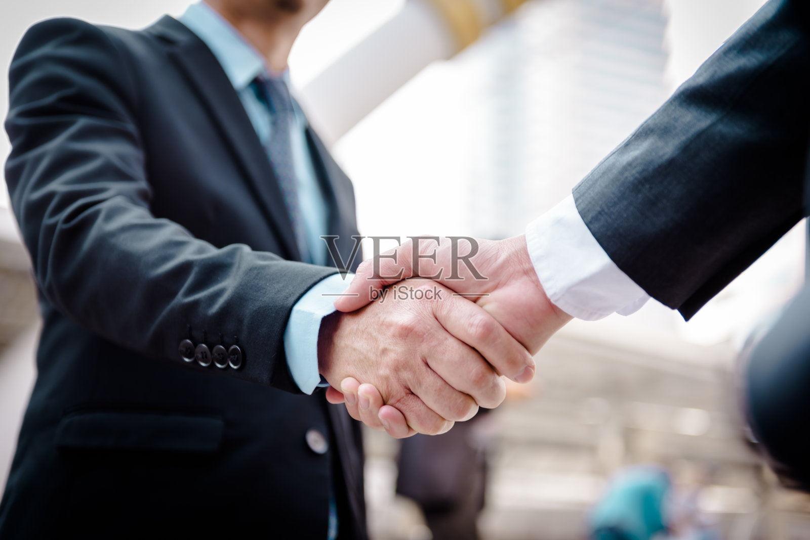商务人士握手的特写照片摄影图片