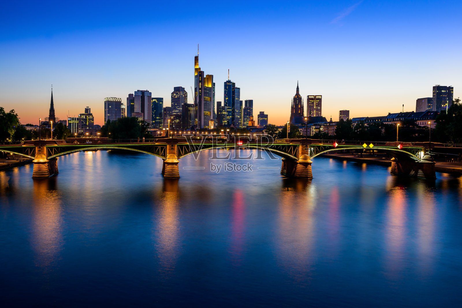 城市天空下的建筑物照亮了河上的桥照片摄影图片