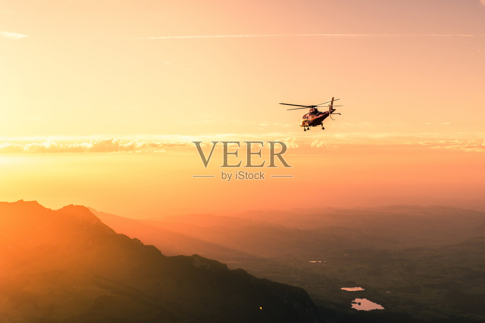 直升机在日落时分逆天飞行照片摄影图片