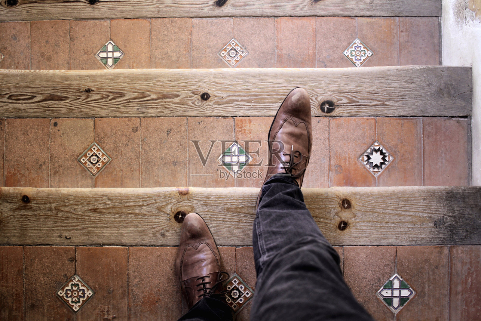 台阶上穿着鞋子的男人的下部照片摄影图片