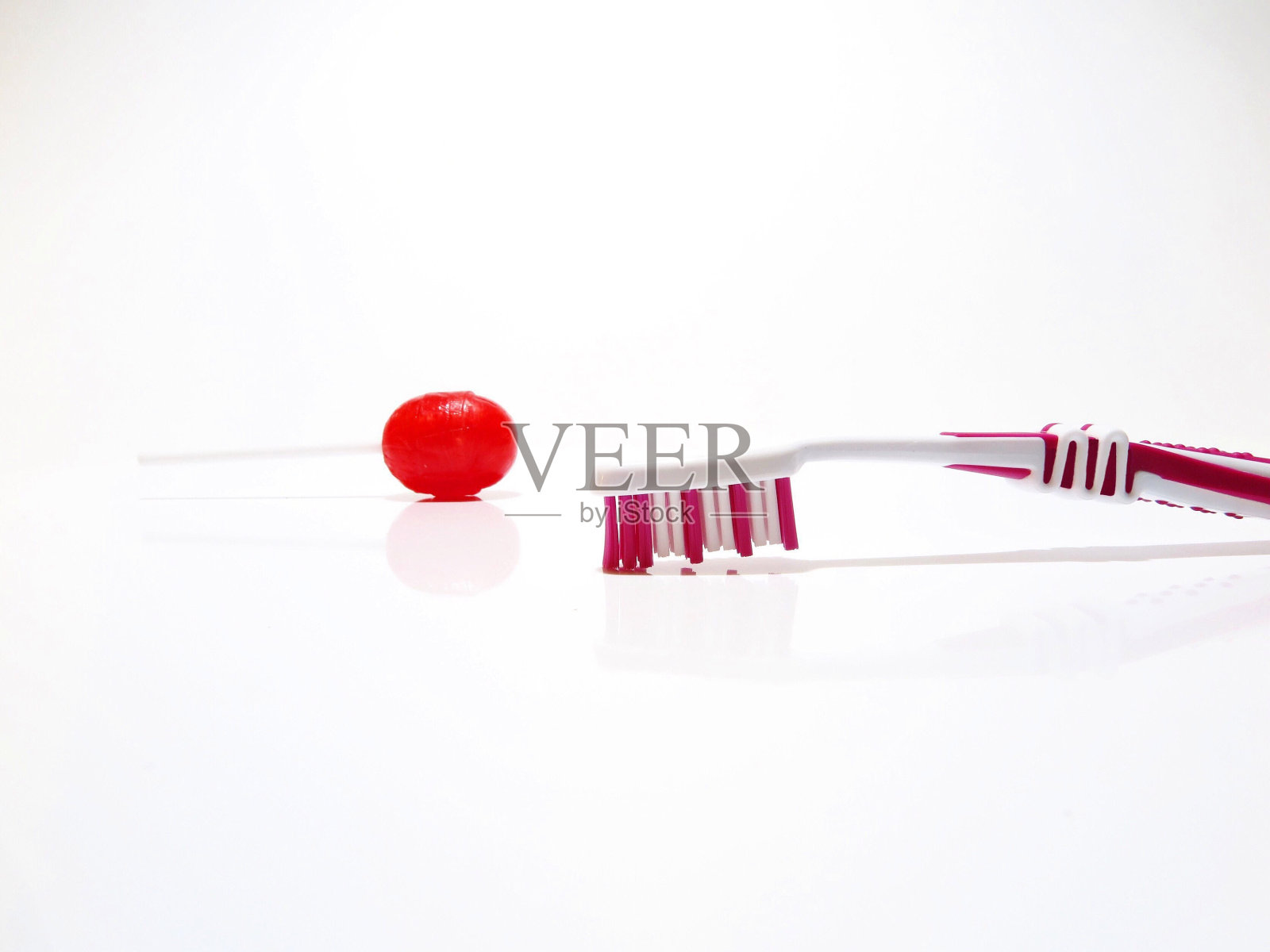 白色背景上的棒棒糖牙刷照片摄影图片