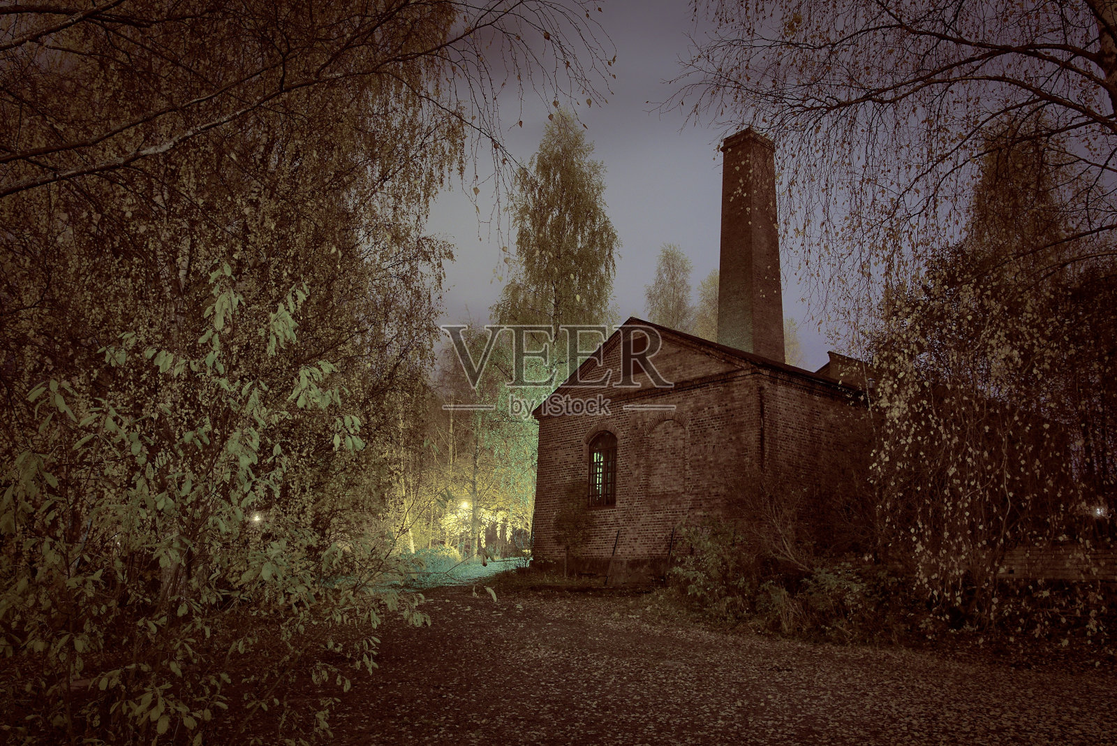 背对天空的废弃建筑照片摄影图片