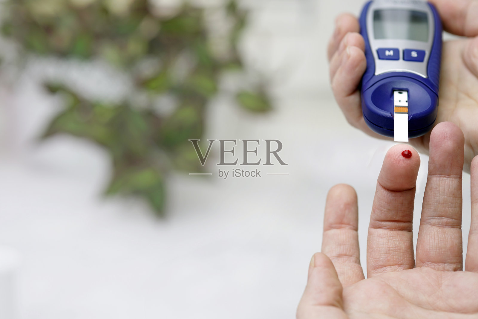 检查糖尿病的人的裁剪图像照片摄影图片